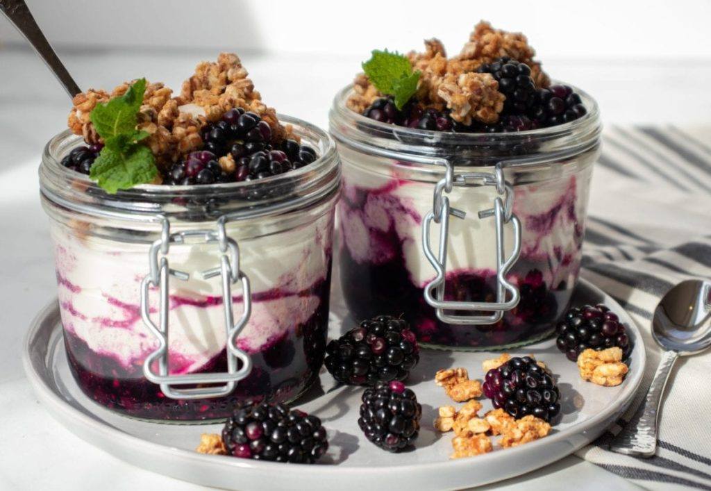 Blackberry Granola Yogurt Parfait