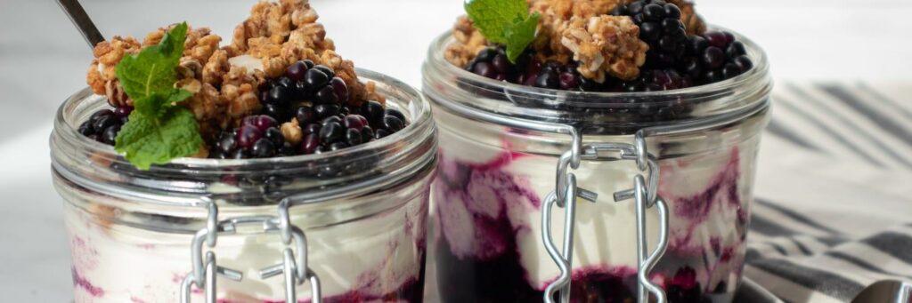Blackberry-Granola-Yogurt-Parfait